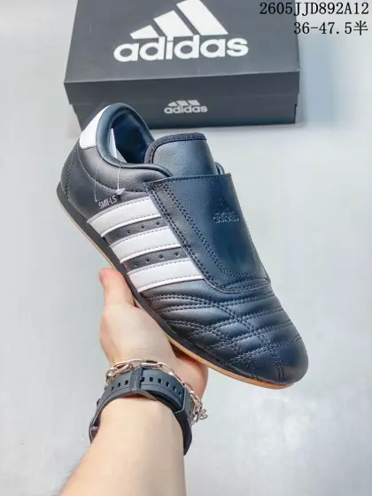 Adidas originals Taekwondo Low”Black White“跆拳道系列低帮经典复古薄底休闲运动舒适训练慢跑鞋 ▪️现在正值 90 年代复古风和厚重 “老爹鞋” 的流行,adidas Originals 最新推出的女式鞋款 TAEKWONDO 却逆行其道.顾名思义,TAEKWONDO (跆拳道)受武术鞋启发,符合人体工程学,鞋身极其 “苗条”,采用 slip-on 的款式,弹性的帆布鞋面,配备独特的 gum rubber 生橡胶鞋底,金色的 logo 在鞋后侧增添了质感.虽然这款鞋的确借鉴了 adidas 以往的设计经验,但总体而言,它比许多同时代的运动鞋都更加简约.尤其因Jennie提前上脚带货,在韩女中人气火爆,让她们对今年的adidas薄底鞋搭配早已驾轻就熟,Taekwondo刚推出,大量高赞上身帖迅速涌现 货号:JQ4775 05JJD892A12